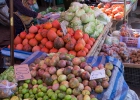 Markt von einem Bergstamm am Wegesrand
